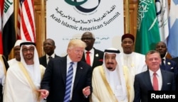 (Prvi red, s desna na levo) Jordanski kralj Abdulah II, kralj Saudijske Arabije Salman bin Abdulayiy Al Saud, predsednik SAD Donald Tramp i krunisani princ Abu Dabija šeik Mohammed bin Zajed al-Najan poziraju fotoreporterima tokom Arapsko-islamsko-američkog samita u Rijadu, 21. maja 2017.
