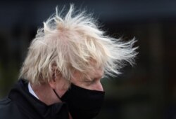 Perdana Menteri Inggris Boris Johnson terlihat mengenakan masker pelindung saat berkunjung ke toko DIY di Middlesbrough, Inggris, 1 April 2021. (Foto: Reuters)