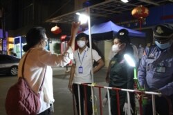 Cambodian authorities enforce the 8 p.m. to 5 a.m. curfew on its citizens in Phnom Penh, Cambodia, on April 8, 2021. (Kann Vicheika/VOA Khmer)