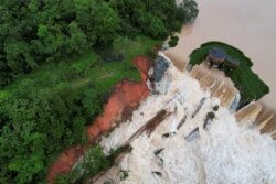 Air mengalir di bendungan Carioca, setelah hujan deras di Para de Minas, negara bagian Minas Gerais, Brazil, 11 Januari 2022. Gambar diambil dengan drone. (Reuters/Leonardo B.)