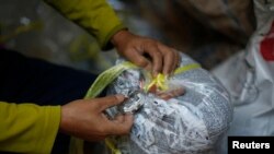 North Korean defector Lee Min-bok sets up timer to release leaflets condemning Pyongyang’s dictatorship after balloon carrying the propaganda crosses in the country, Pocheon, South Korea, Oct. 15, 2014.