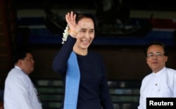 Myanmar's Foreign Minister Aung San Suu Kyi waves her hand to Norway's Foreign Minister Borge Brende (not in picture) after their meeting at Myanmar's Foreign Ministry in Naypyitaw, Myanmar, July 6, 2017.