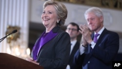 La candidate démocrate, Hillary Clinto, accompagnée de son mari et ancien chef de l’Etat américain Bill Clinton, concède la victoire au républicain Donalad Trump (non visible sur la photo) élu 45eme président des Etats-Unis, a New York, 9 novembre 2016.