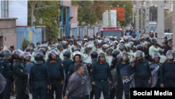 تصویری از حضور ماموران یگان ویژه پلیس برای مقابله با اعتراضات کارگران هپکو