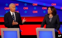 លោក​ស្រី ​Kamala Harris​ កំពុង​ស្ដាប់​អតីត​អនុប្រធានាធិបតី Joe Biden ថ្លែង​ក្នុង​ការ​ជជែក​ដេញ​ដោល​គ្នា​បឋមដែល​រៀប​ចំ​ដោយ​ទូរទស្សន៍​ CNN កាល​ពី​ថ្ងៃ​ទី​៣១ កក្កដា​ ២០១៩។