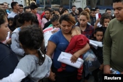 도널드 트럼프 대통령의 '아동 격리 수용 철회' 행정명령에 따라 미국 세관국경보호국(CBP)이 지난 25일 텍사스 메컬런의 수용시설에서 부모와 자녀를 석방하고 있다.