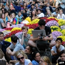 Namoyishchilar asosan yoshlar edi, endi ular orasida ko'plab nafaqaxo'rlarni ham ko'rasiz