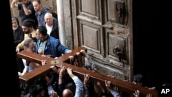 Peziarah nasrani beribadah di Yerusalem.