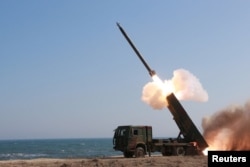 김정은 북한 국방위원회 제1위원장이 신형 대구경 방사포 사격을 현지에서 지도했다고 북한 관영 조선중앙통신이 지난 3월 보도했다. 사진은 조선중앙통신이 공개한 방사포 사격 장면.