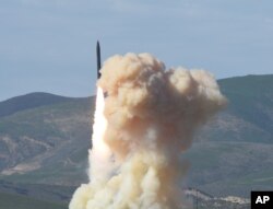 미국 국방부가 지난 2016년 1월 미국 캘리포니아주 밴던버그 공군기지에서 실시한 장거리 요격미사일 시험 발사 장면을 공개했다. (자료사진)