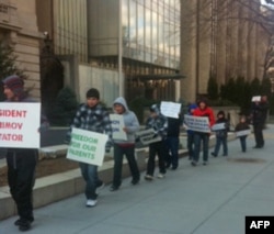 O'zbekistonning Vashingtondagi elchixonasi oldida, 3-yanvar 2012