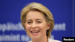 우르줄라 폰데어라이엔 독일 국방장관이 지난 16일 차기 유럽연합(EU) 집행위원회 위원장으로 공식 선출된 후 기자회견을 열었다.