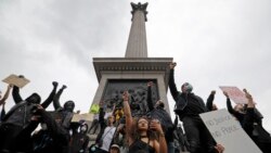 Aktivisti protestuju ispred spomenika admiralu Nelzonu na Trafalgar Skveru u Londonu, 12. juna 2020.