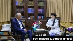 زلمی خلیلزاد، سفیر پیشین امریکا در کابل، با گلبدین حکمتیار، رهبر حزب اسلام در اقامتگاه اش