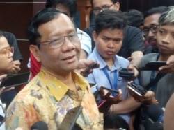 Menko Polhukam Mahfud MD saat tanya jawab dengan wartawan di Jakarta, Selasa, 5 November 2019. (Foto: VOA/Sasmito)