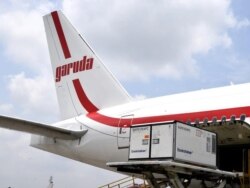 Pemerintah Indonesia resmi menerima 10 juta dosis bahan baku vaksin COVID-19 merk Sinovac, dari Beijing yang mendarat di Bandara Soetta, Cengkareng , Selasa (2/3) (biro Setpres)