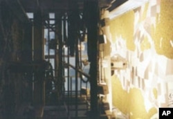 Some flight simulators make use of cameras and terrain mock-ups. The terrain can even appear dead ahead in a free-fall crisis replication.