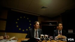 European Union Ambassador to Cambodia George Edgar speaks in a press briefing in Phnom Penh on December 08, 2017. (Aun Chhengpor/VOA Khmer)