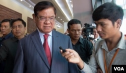 រូបឯកសារ៖ លោក​ ស​ ខេង រដ្ឋមន្រ្តី​នៃ​ក្រសួង​មហាផ្ទៃ​ ថ្លែង​ទៅកាន់អ្នកសារព័ត៌មាន​នៅ​ថ្ងៃ​សុក្រ​ ទី​១៩ សីហា ឆ្នាំ​២០១៦ នៅ​រាជធានីភ្នំពេញ។ ​(ឡេង ឡែន/VOA)