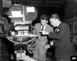 지난 1945년 오디머피(왼쪽)가 제임스 캐그니와 함께 영화촬영용 카메라를 살펴보고 있다.