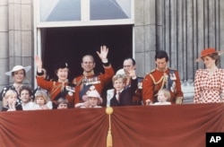 រូបឯកសារ៖ ព្រះមហាក្សត្រិយានី Elizabeth ទី ២ និងព្រះអង្គម្ចាស់ Philip អមដោយសមាជិកគ្រួសារព្រះរាជវង្ស បានលើកព្រះហស្តស្វាមន៍ប្រជារាស្ត្រ នៅព្រះបរមរាជវាំង Buckingham កាលពីថ្ងៃទី ១៤ ខែមិថុនា ឆ្នាំ ១៩៨៦។