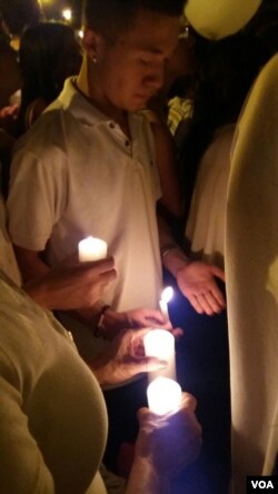 Mourners light candles in remembrance of members of Brazil’s Chapecoense soccer team. (E. Alzate for VOA)