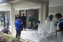 Keluarga pasien menunggu kesiapan jenazah untuk diambil di ruang forensik pada 4 Juli 2021. (Foto: TRC BPBD DIY)