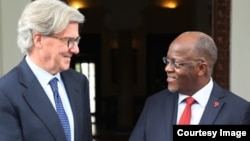 Rais Dr John Magufuli na Mwenyekiti wa Kampuni ya Barrick Gold Corporation Prof John L. Thornton.