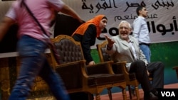Presidential hopeful Abdel Moneim Aboul Fotouh appeals to a wide section of Egypt's electorate, Cairo, May 15, 2012. (Y. Weeks/VOA)
