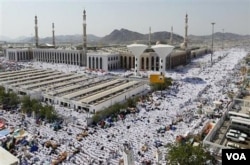 Para jemaah Haji seluruh dunia berdoa di luar masjid Namira di Arafah.