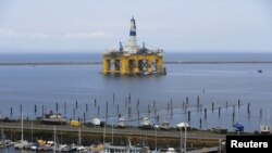 Salah satu fasilitas pengeboran lepas pantai milik perusahaan Shell di Port Angeles, Washington yang diprotes oleh aktivis Greenpeace (foto: dok).