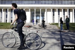 미국 뉴저지에 소재한 프린스턴 대학의 '우드로 윌슨 스쿨' 앞으로 학생이 자전거를 타고 지나가고 있다. (자료사진)