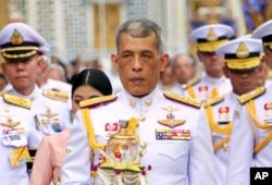 FILE - King Maha Vajiralongkorn, center, during Wesaka Bucha, at Emerald Buddha temple Bangkok, May 29, 2018.