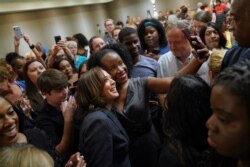 Kamala Harris berpose bersama para pendukungnya pada Juni 2019.