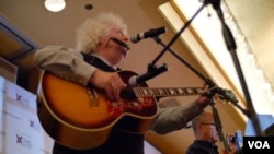 获奖者奥尔特曼演唱自创歌曲《天安门广场》（美国之音国符拍摄）