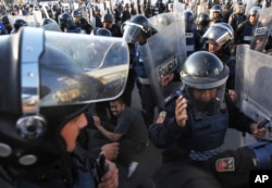 Police forcibly remove demonstrators who blocked a main road for about an hour as they protest hikes in gas prices in Mexico City, Jan. 4, 2017. Protesters have blocked highways, distribution terminals and gas stations since fuel prices went up by as much as 20 percent.