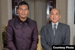 លោក អ៊ូច មករា ថតរូបជាមួយព្រះបាទ​ នរោត្តម​ សីហមុនី នៅពេលដែលលោកត្រូវបានព្រះមហាក្សត្រប្រទានគ្រឿងឥស្សរិយយស ចំពោះស្នាដៃចូលរួមក្នុងគម្រោងផលិតសៀវភៅកម្រងព្រះឆាយាល័ក្ខនៃព្រះមហាក្សត្រកម្ពុជា និងរាជវង្សានុវង្ស។ (រូបថតដោយ Sleuk Rith Motion Picture)