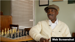华盛顿市国际象棋老师尤金•布朗 (视频截图)