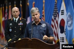 미국 국방부 전쟁포로·실종자 확인국(DPAA)의 존 버드 박사가 1일 북한에서 돌려받은 한국전쟁 참전 미군 유해 송환식에 앞서 기자회견을 열고 송환된 유해 55구는 미군 전사자 유해임을 확인했다. 왼쪽은 웨인 에어 유엔군 사령부 부사령관.