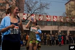 북한에서 열린 평양 국제마라톤 대회에서 경기를 마친 외국인 참가자들이 쉬고 있다. (자료사진)