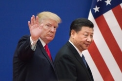 ប្រធានាធិបតី​សហរដ្ឋអាមេរិក លោក ដូណាល់ ត្រាំ (ឆ្វេង) និង​ប្រធានាធិបតី​ចិន លោក ស៊ី ជីនពីង (ស្តាំ) ដើរ​ចេញ​ពី​កិច្ចប្រជុំ​ក្រុម​មេដឹកនាំ​សេដ្ឋកិច្ច​នៅ​ឯ​វិមាន​ប្រជាជន ក្នុង​ទីក្រុង​ប៉េកាំង ប្រទេស​ចិន ថ្ងៃទី​៩ ខែវិច្ឆិកា ឆ្នាំ​២០១៧។