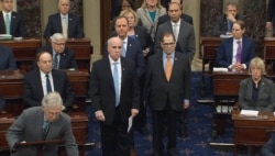 លោក Michael Stenger ប្រធាន​សន្តិសុខ​ព្រឹទ្ធសភា​សហរដ្ឋ​អាមេរិក អម​ដំណើរ​ក្រុមរដ្ឋអាជ្ញា​ពី​រដ្ឋសភា​ដែល​ដឹកនាំ​ការ​កាត់ទោស​ដក​តំណែង​ប្រធានាធិបតី (impeachment managers) ចូល​ទៅ​ក្នុង​សាល​ព្រឹទ្ធសភា ​ពី​ក្រោយ​លោក Mitch McConnell មេ​ដឹកនាំ​សំឡេង​ភាគ​ច្រើន​នៅ​ក្នុង​ព្រឹទ្ធ​សភា​ពី​ខាង​គណបក្ស​សាធារណរដ្ឋ​ ខណៈ​ពួក​គេ​មក​ចូល​រួម​ដំណាក់កាល​ដំបូង​នៃនីតិវិធីដ៏​កម្រ​នៃ​ការ​កាត់​ទោស​ដក​តំណែង​ប្រធានាធិបតីនៅ​ព្រឹទ្ធសភា​សហរដ្ឋ​អាមេរិក កាល​ពី​រសៀល​ថ្ងៃ​ព្រហស្បតិ៍​ទី​១៦ ខែ​មករា ឆ្នាំ​២០២០។ ក្រុមរដ្ឋអាជ្ញា​ពី​រដ្ឋសភា​ដែល​ដឹកនាំ​ការ​កាត់ទោស​ដក​តំណែង​ប្រធានាធិបតី ​រួម​មានលោក Adam Schiff ប្រធាន​គណៈកម្មាធិការ​ស៊ើប​ការណ៍​សម្ងាត់​នៃ​រដ្ឋសភា លោក Jerrold Nadler គណៈកម្មាធិការ​នីតិកម្ម​នៃ​រដ្ឋសភា​ លោក Hakeem Jeffries ប្រធាន​ក្រុម​គណបក្ស​ប្រជាធិបតេយ្យ​នៃ​រដ្ឋសភា​ និង​លោកស្រី​ Zoe Lofgren អ្នក​តំណាងរាស្ត្រ​គណបក្ស​ប្រជាធិបតេយ្យ។