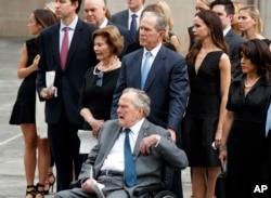 지난 4월 텍사스 휴스턴의 교회에서 거행된 부인 바버라 여사의 장례식에 휠체어를 탄 채 참석한 조지 H.W. 부시 전 대통령. 뒤에 서 있는 사람은 아들 조지 W. 부시 대통령이다.