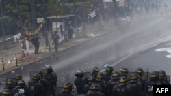 Les policiers face à des protestants lors d'une manifestation en marge d'une marche pour le rassemblement annuel des travailleurs à Paris, le 1er mai 2018.