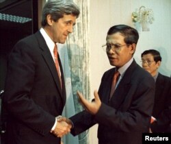 រូប​ឯកសារ៖ លោក John Kerry នៅ​ក្នុង​ឋានៈជា​ព្រឹទ្ធសមាជិក​សភា​អាមេរិក​ចាប់​ដៃ​ជាមួយ​លោក​នាយករដ្ឋមន្រ្តី​ ហ៊ុន សែន​ នៅ​ក្នុង​រាជធានី​ភ្នំពេញ​ កាល​ពី​ថ្ងៃ​ទី​២៨ ខែ​មេសា ឆ្នាំ​២០០០។