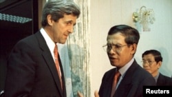 U.S. Senator John Kerry (L) shakes hands with Cambodia Prime Minister Hun Sen in Phnom Penh April 28. Kerry, a member of the U.S. Senate's East Asian and Pacific Subcommittee, urged Cambodia on Friday to decide how to try former Khmer Rouge leaders, file photo.