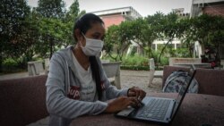 កញ្ញា ឃុន ស្រីនី និស្សិតទើបបញ្ចប់បរិញ្ញាបត្រគីមីវិទ្យានៅសាកលវិទ្យាល័យភូមិន្ទភ្នំពេញ កំពុងអង្គុយស្វែងរកការប្រកាសរកបុគ្គលិកនៅតាមអនឡាញ កាលពីថ្ងៃទី១០ ខែកញ្ញា ឆ្នាំ២០២១។ (កាន់ វិច្ឆិកា/វីអូអេ)