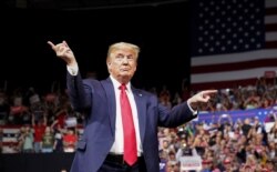 រូបឯកសារ៖ លោកប្រធានាធិបតី Donald Trump នៅក្នងយុទ្ធនាការជួបអ្នកគាំទ្ររបស់លោកនៅទីក្រុង Phoenix រដ្ឋ Arizona កាលពីថ្ងៃទី១៩ ខែកុម្ភៈ ឆ្នាំ២០២០។