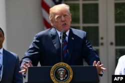 도널드 트럼프 미국 대통령이 12일 백악관의 장미정원에서 세금 감면에 대해 발언하고 있다.