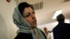 FILE - Aktivis hak asasi oposisi Iran Narges Mohammadi di Pusat Pembela Hak Asasi Manusia di Teheran, 25 Juni 2007. Pemenang Nobel Perdamaian tersebut telah dibebaskan sementara dari penjara karena alasan medis, kata pengacaranya, 4 Desember 2024.